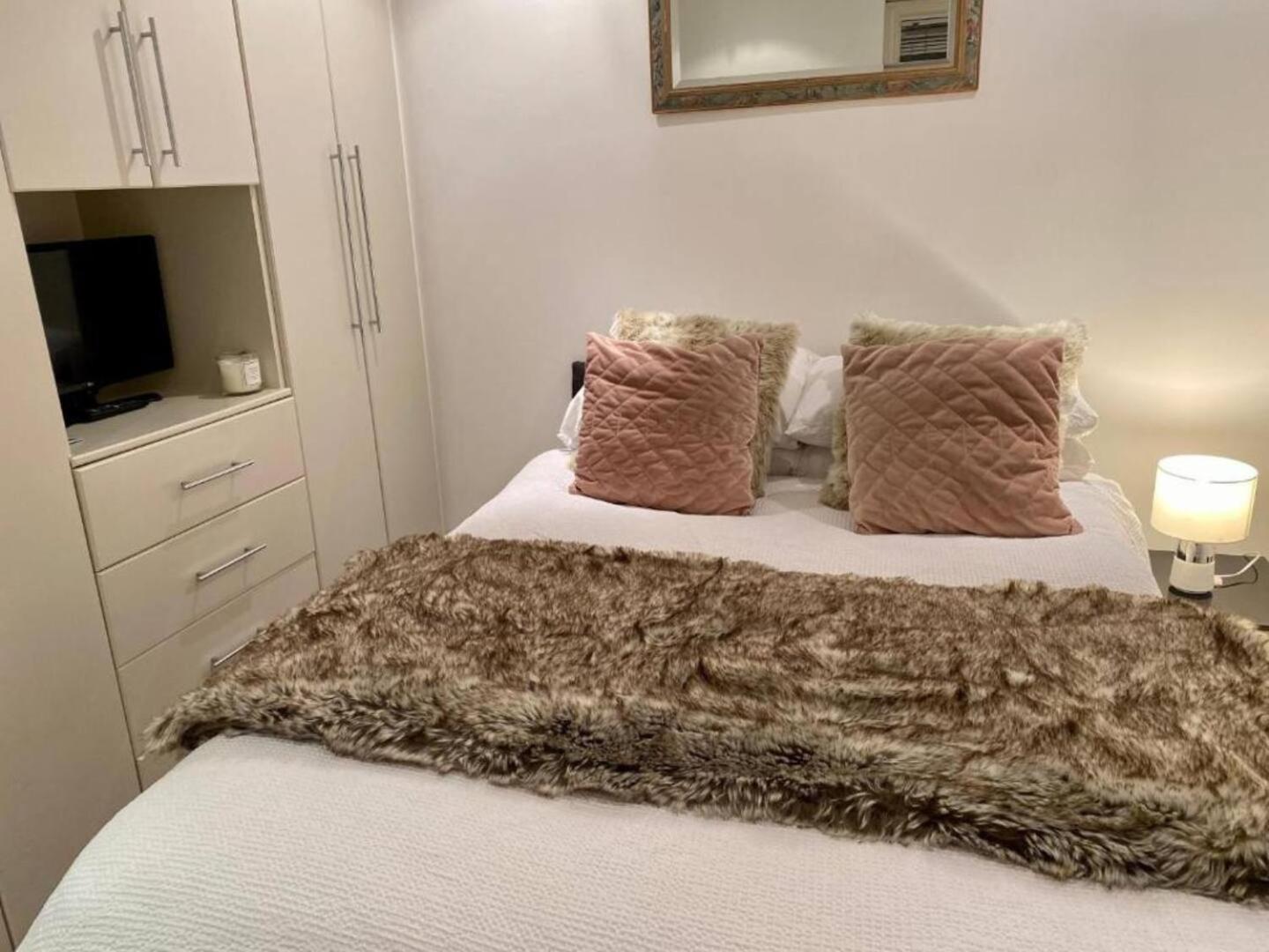 Niru Experience Hidden Gem In Chelsea 2Bd 2Ba Apartment London Bagian luar foto